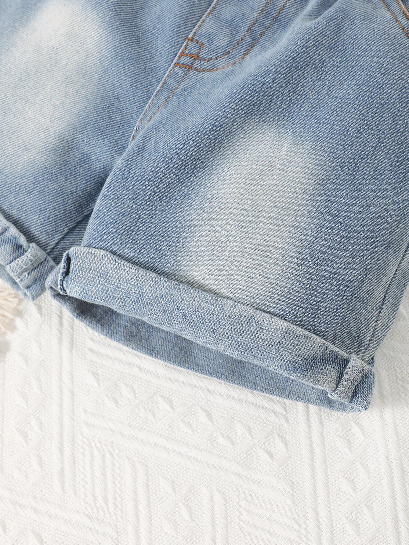 Two piece set of cute letter small bear printed khaki short sleeved round neck T-shirt and blue denim shorts for baby boys