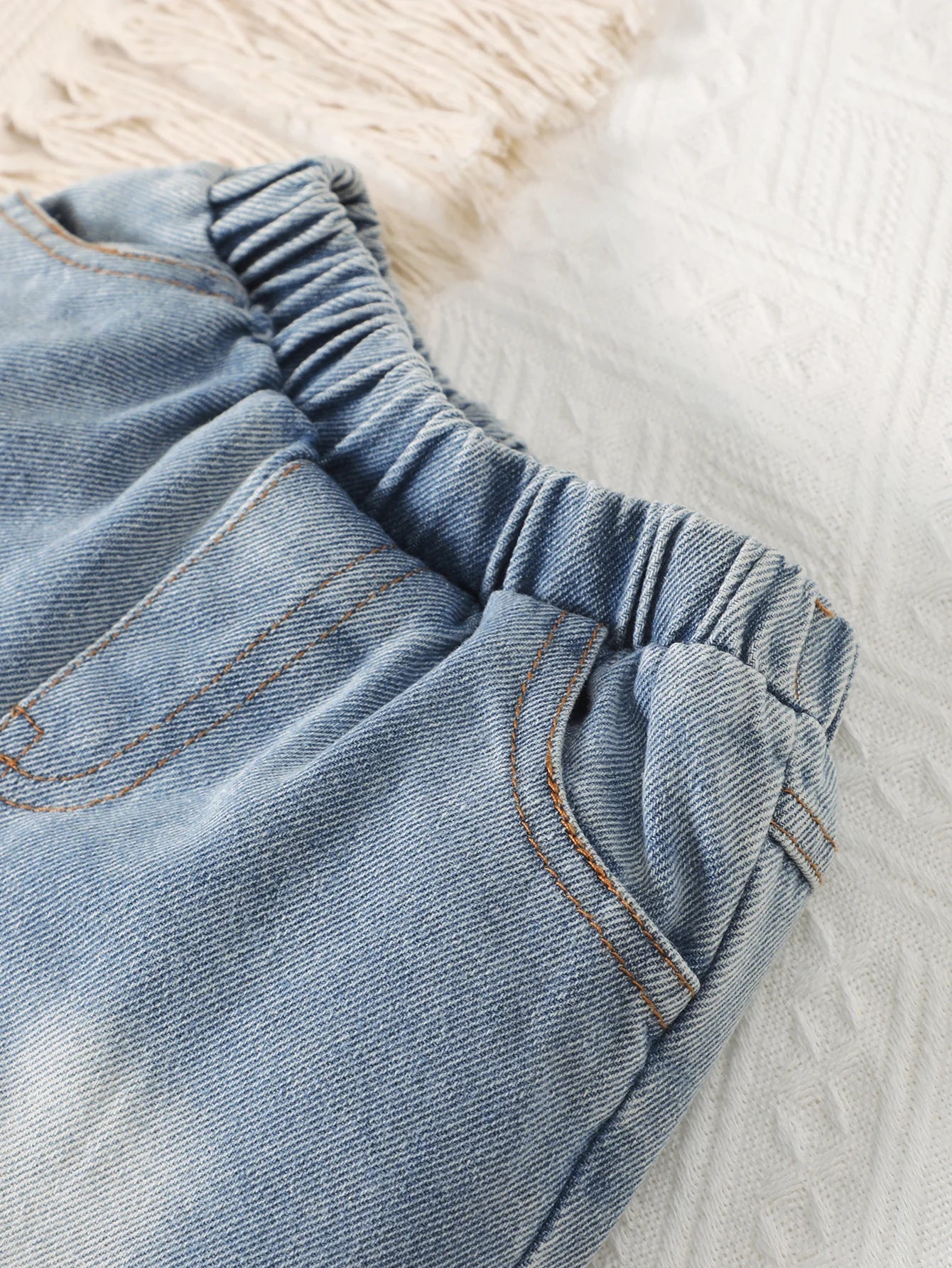 Two piece set of cute letter small bear printed khaki short sleeved round neck T-shirt and blue denim shorts for baby boys